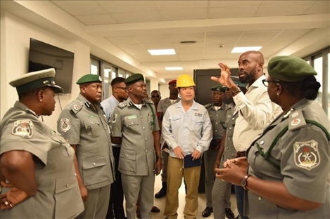 萊基港員工向海關(guān)工作人員講解掃描儀使用方法。受訪者供圖