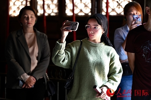 選手顏青（蘇丹）用手機(jī)記錄所見(jiàn)所感。人民網(wǎng) 盧鵬宇攝