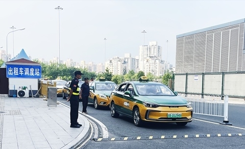 北京南站實(shí)施出租車北廣場落客分流，實(shí)現(xiàn)“落、接”兩用。人民網(wǎng)記者 喬雪峰攝