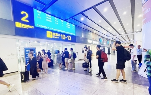 在快速進(jìn)站廳前排隊(duì)等待檢票的旅客。人民網(wǎng)記者 喬雪峰攝