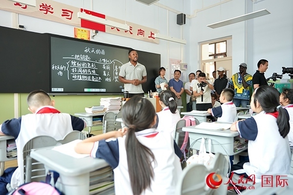 來自尼日利亞的李昊瑞在表演繞口令。人民網(wǎng) 盧鵬宇攝