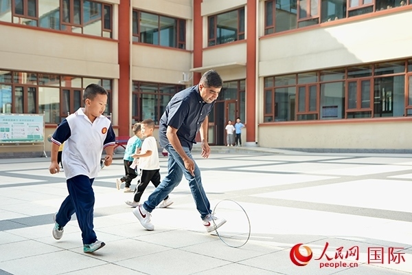 來自巴基斯坦的沙杰在滾鐵環(huán)。人民網(wǎng) 盧鵬宇攝