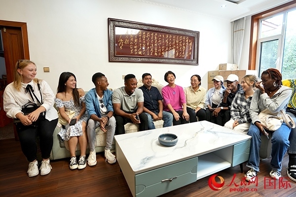 選手們在村民王小留家中做客。人民網(wǎng) 盧鵬宇攝