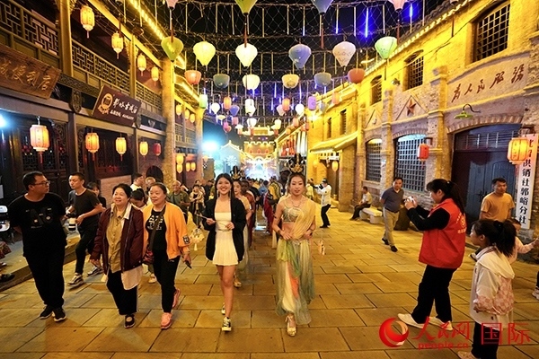 選手體驗(yàn)古城巡游。人民網(wǎng) 盧鵬宇攝