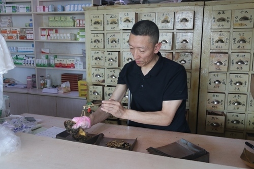 馬啟紅為病患精心配藥。受訪者供圖