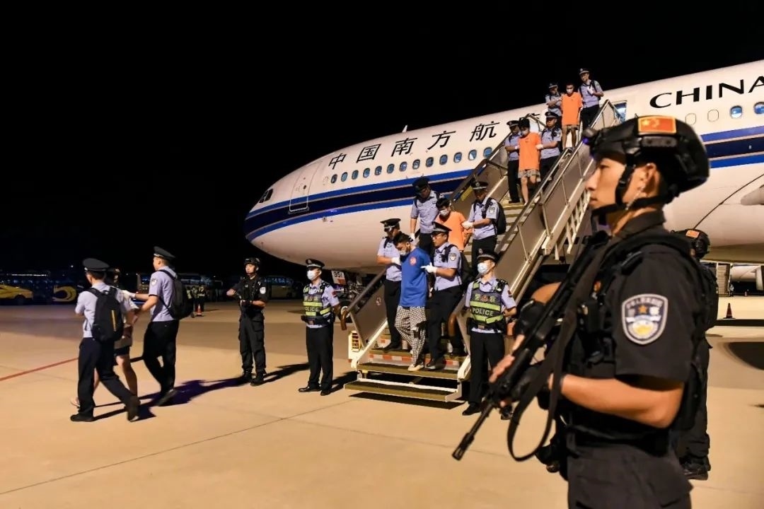 153名實施跨境裸聊敲詐的犯罪嫌疑人從印度尼西亞被押解回國。公安部供圖