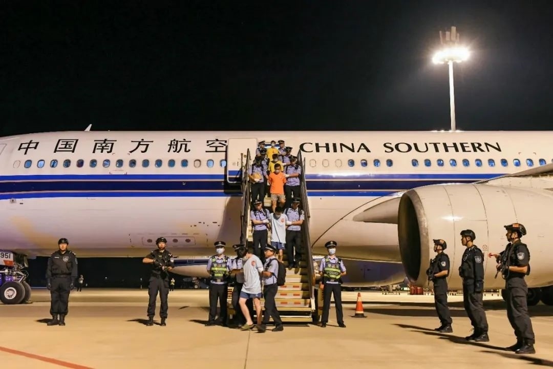 153名實施跨境裸聊敲詐的犯罪嫌疑人從印度尼西亞被押解回國。公安部供圖