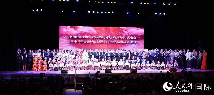 出席晚會(huì)的嘉賓與演員合影留念。人民網(wǎng) 蔣曉辰攝