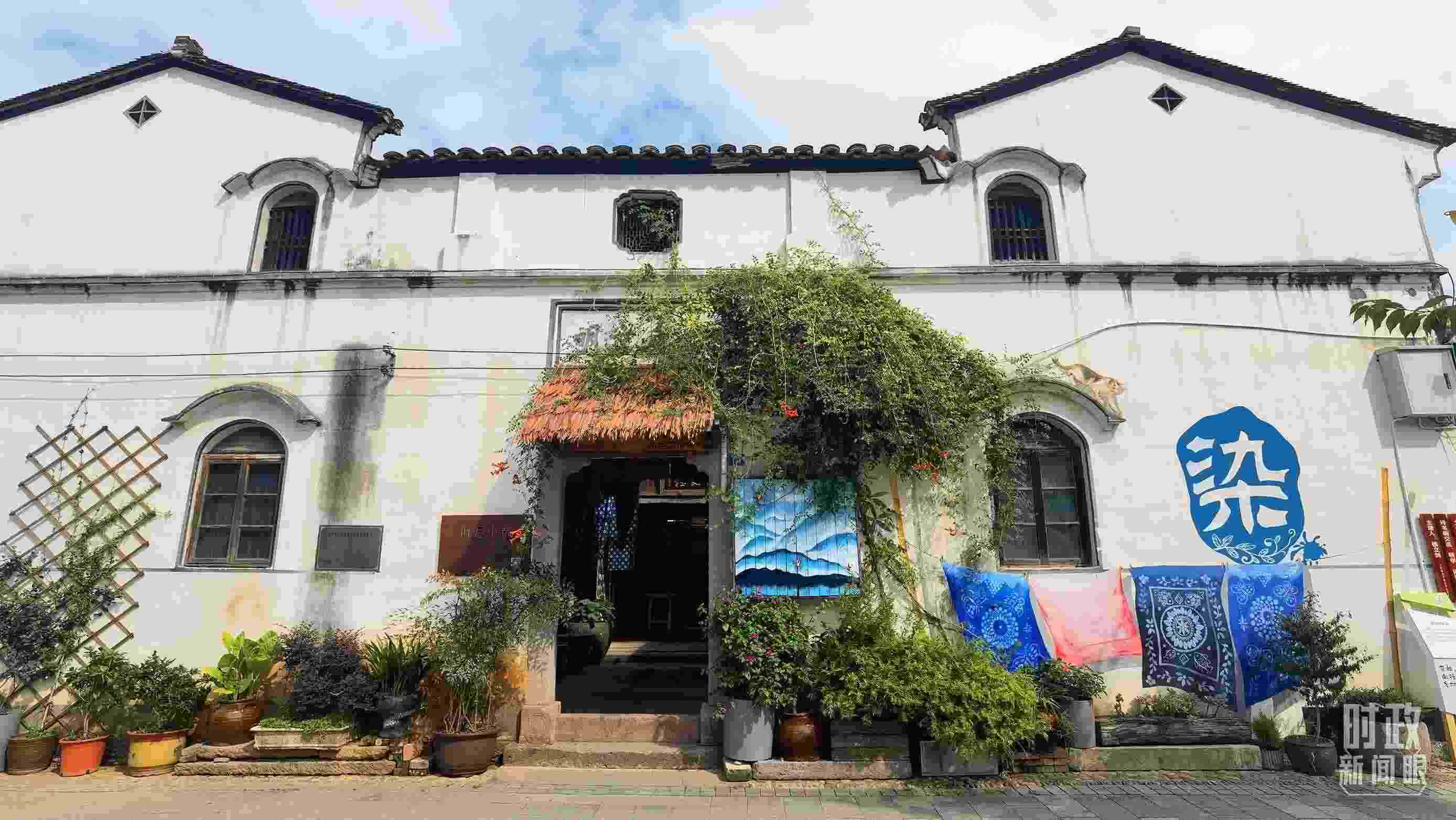 △李祖村的藝術(shù)染坊。（總臺(tái)央視記者周志國(guó)拍攝）