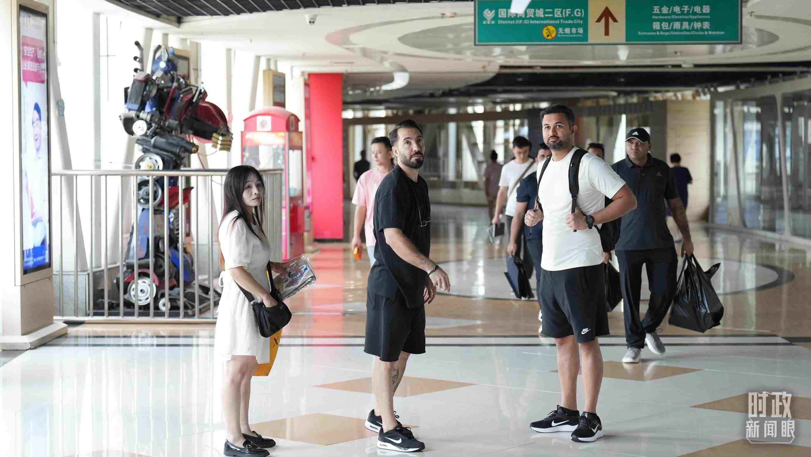 △義烏國(guó)際商貿(mào)城內(nèi)，來(lái)自世界各地的外商。（總臺(tái)國(guó)廣記者李晉拍攝）