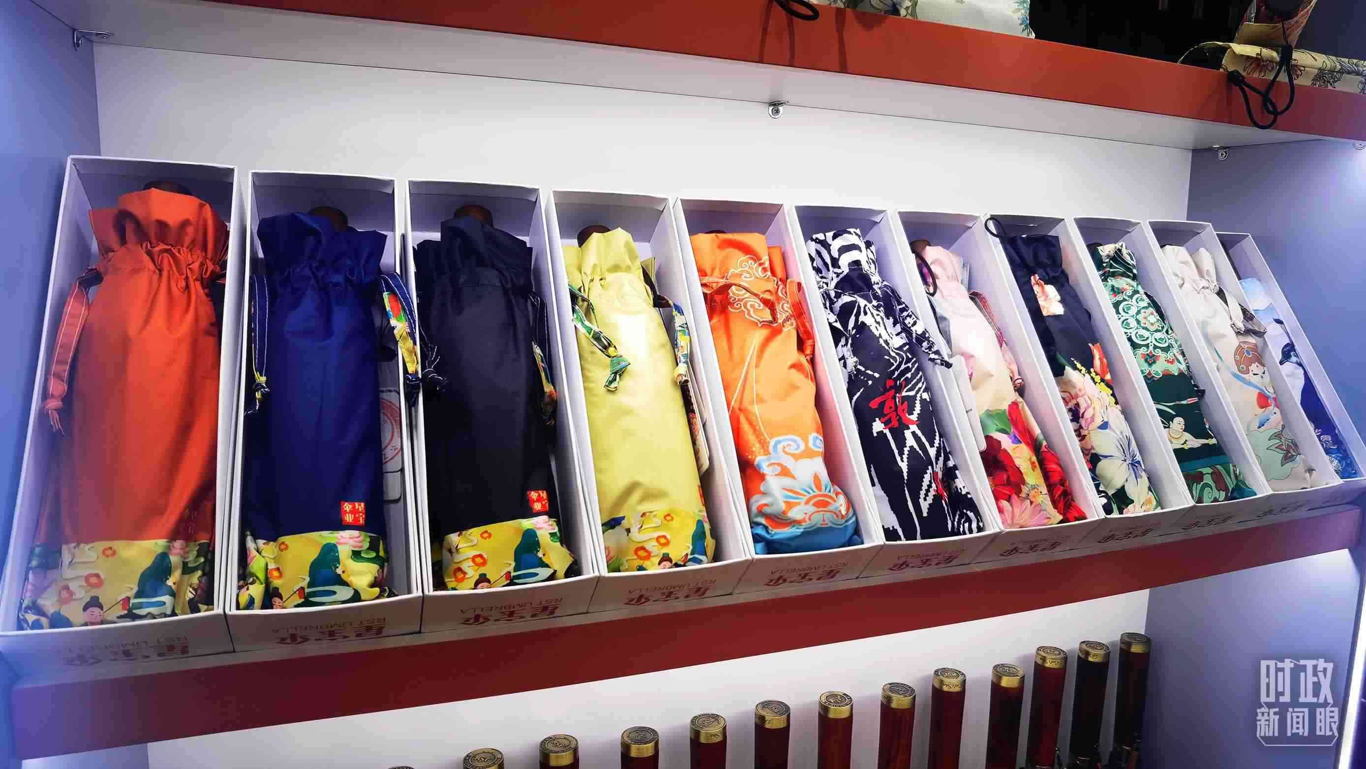 △商貿(mào)城內(nèi)的一家傘鋪，貨架上擺放著包裝精美的雨傘。（總臺(tái)央視記者范學(xué)禹拍攝）