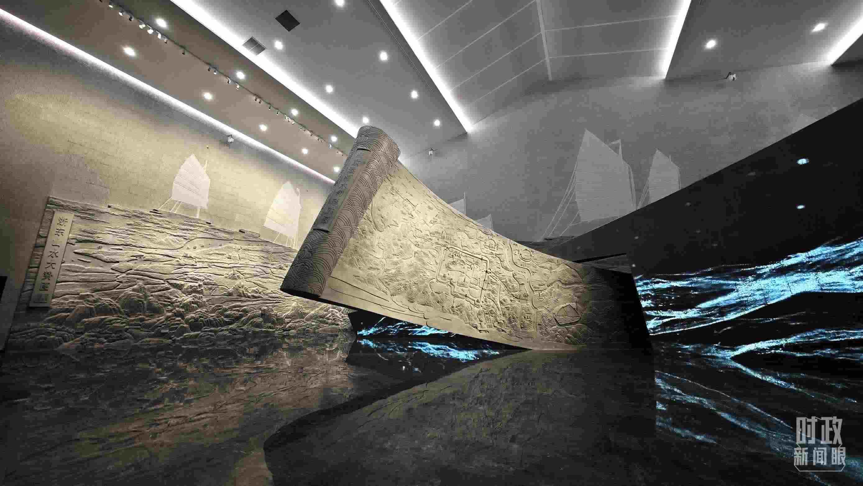 △博物館內(nèi)的《浙東運(yùn)河水利形勝圖》《浙東山水大勢(shì)圖》浮雕。（總臺(tái)央視記者彭漢明拍攝）