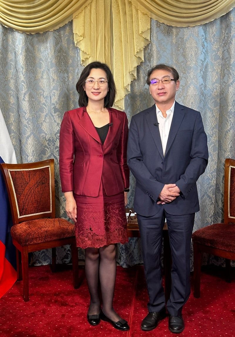 人民網(wǎng)黨委委員、副總編輯孫海峰（左一）專訪崔少純總領(lǐng)事。人民網(wǎng)記者 馬天翼攝