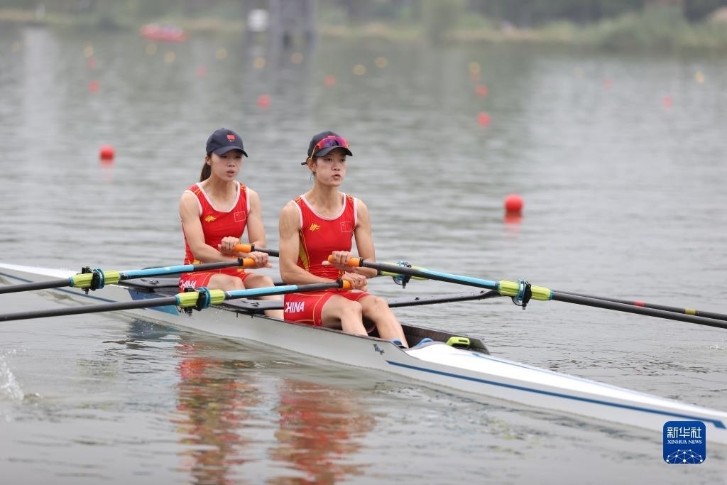 9月24日，鄒佳琪（左）/邱秀萍在決賽中。新華社記者 賈浩成 攝