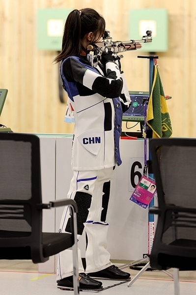 9月24日，黃雨婷在女子10米氣步槍團體賽比賽中。人民網(wǎng)記者 胡雪蓉攝