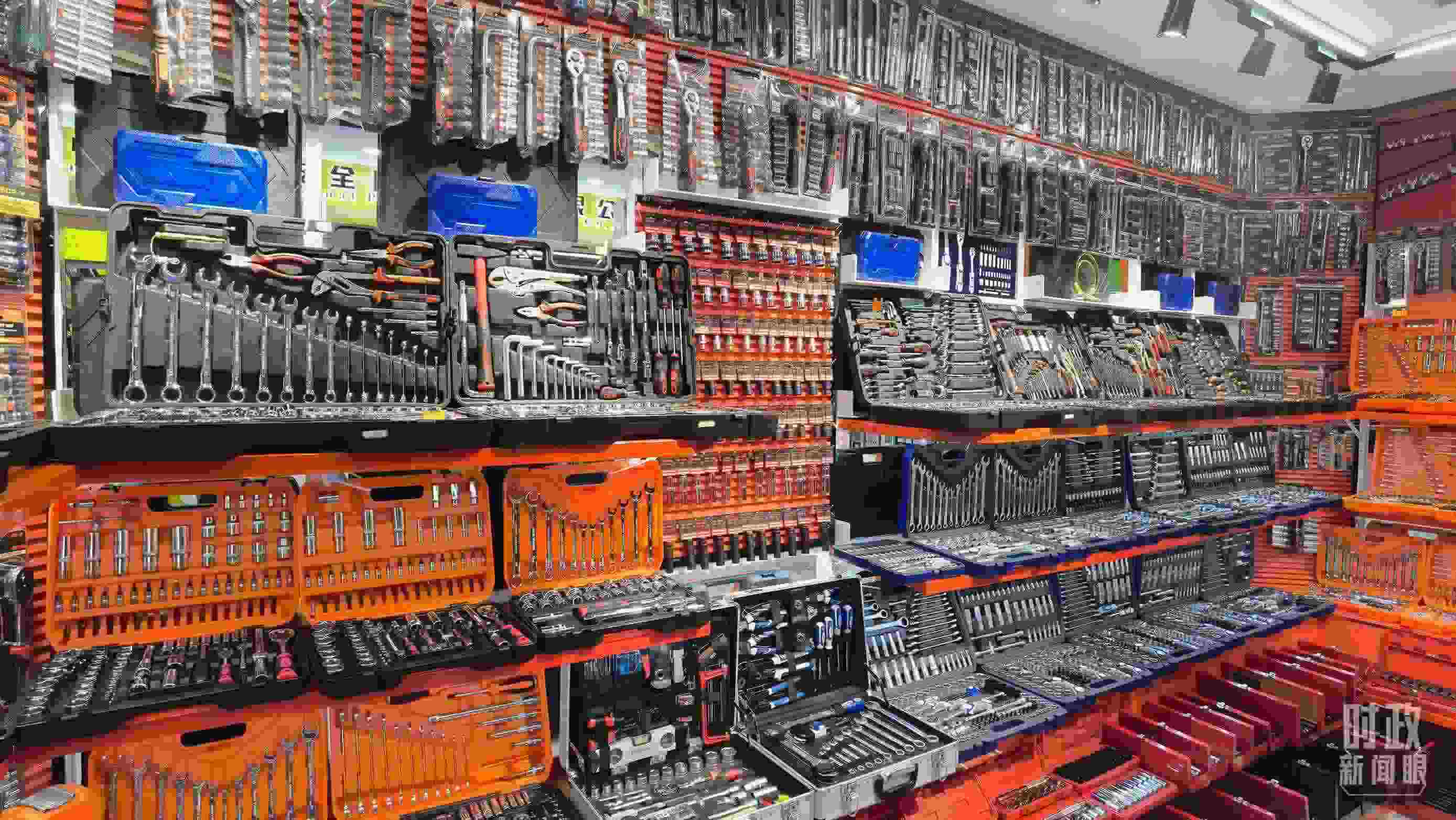 △義烏國際商貿(mào)城內(nèi)的一家五金店，貨品豐富。（總臺央視記者石丞拍攝）