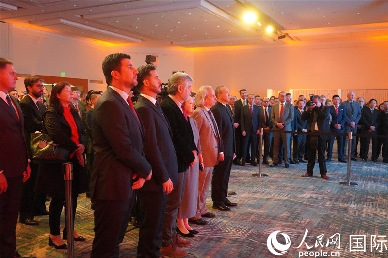 圖為招待會現(xiàn)場演奏兩國國歌。人民網(wǎng)記者 許放攝