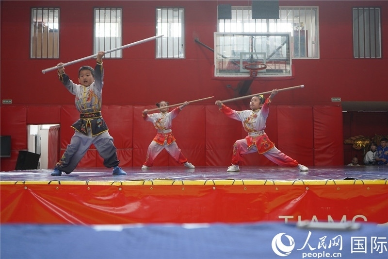 圖為開幕式現(xiàn)場(chǎng)兒童武術(shù)表演。人民網(wǎng)記者 許放攝