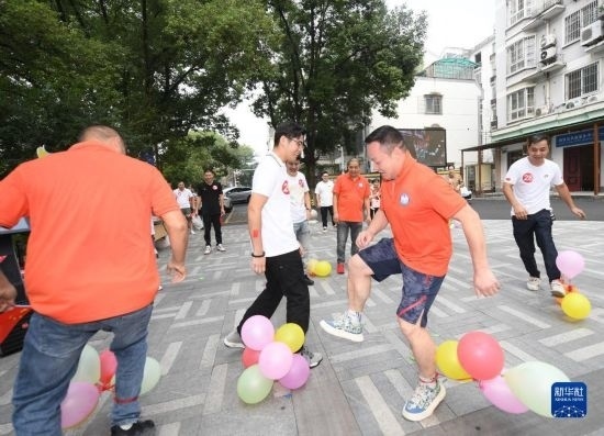 9月28日，在柯橋柯亭社區(qū)，各民族居民參加趣味運動會。
