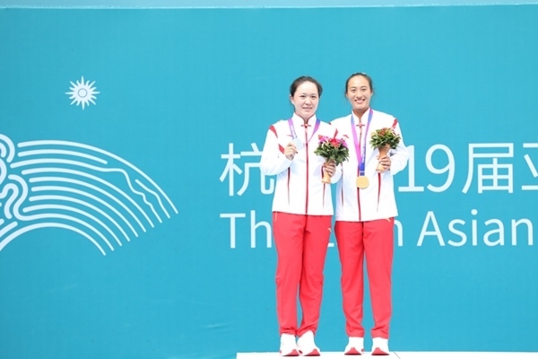 9月29日，鄭欽文(右)和朱琳在頒獎儀式上合影。當日，在杭州亞運會網(wǎng)球女子單打決賽中，中國代表團選手鄭欽文2:0戰(zhàn)勝隊友朱琳奪得冠軍。人民網(wǎng)記者 李乃妍攝