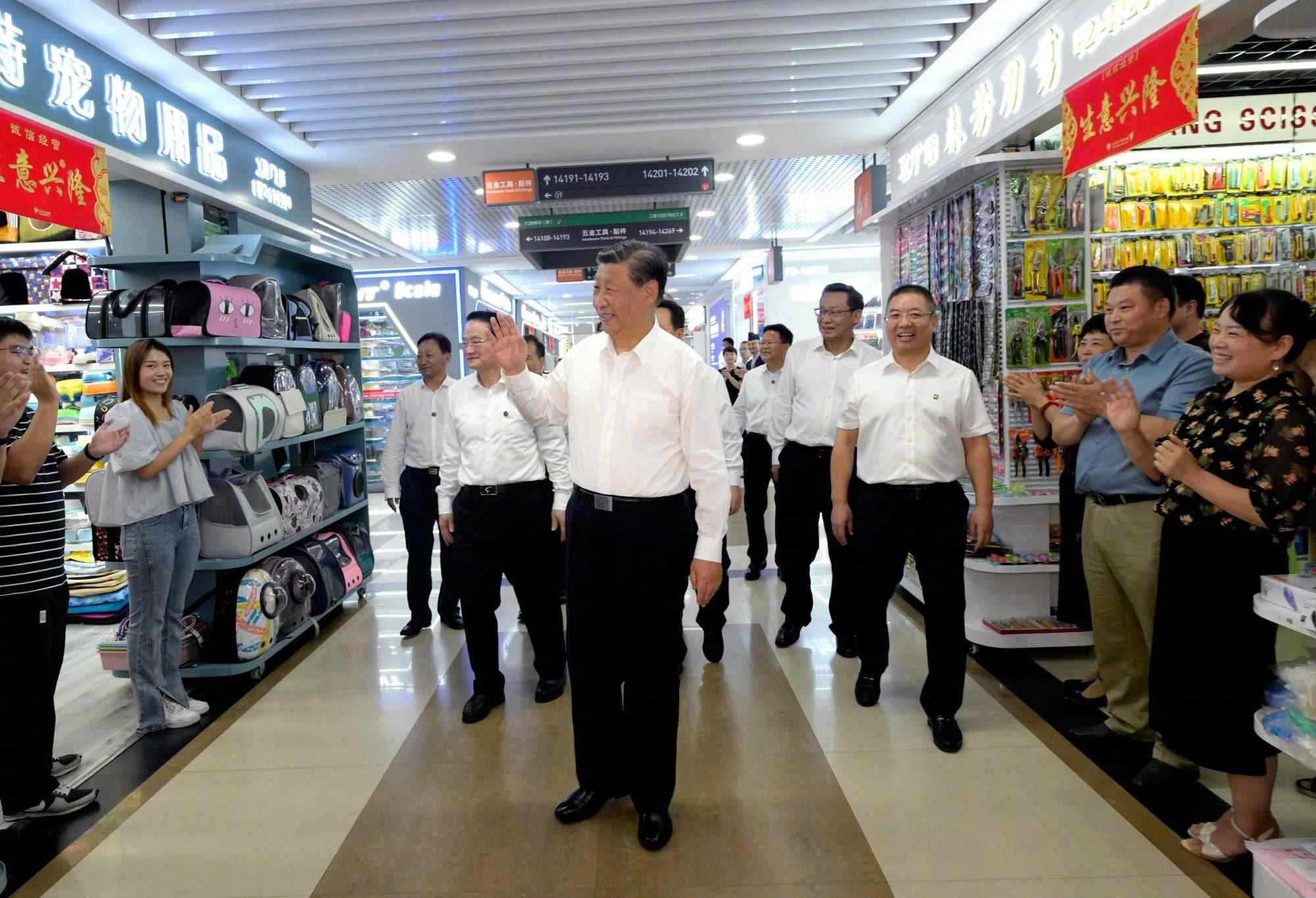 △2023年9月20日，習(xí)近平總書記在義烏國(guó)際商貿(mào)城考察時(shí)，同商戶親切交流。