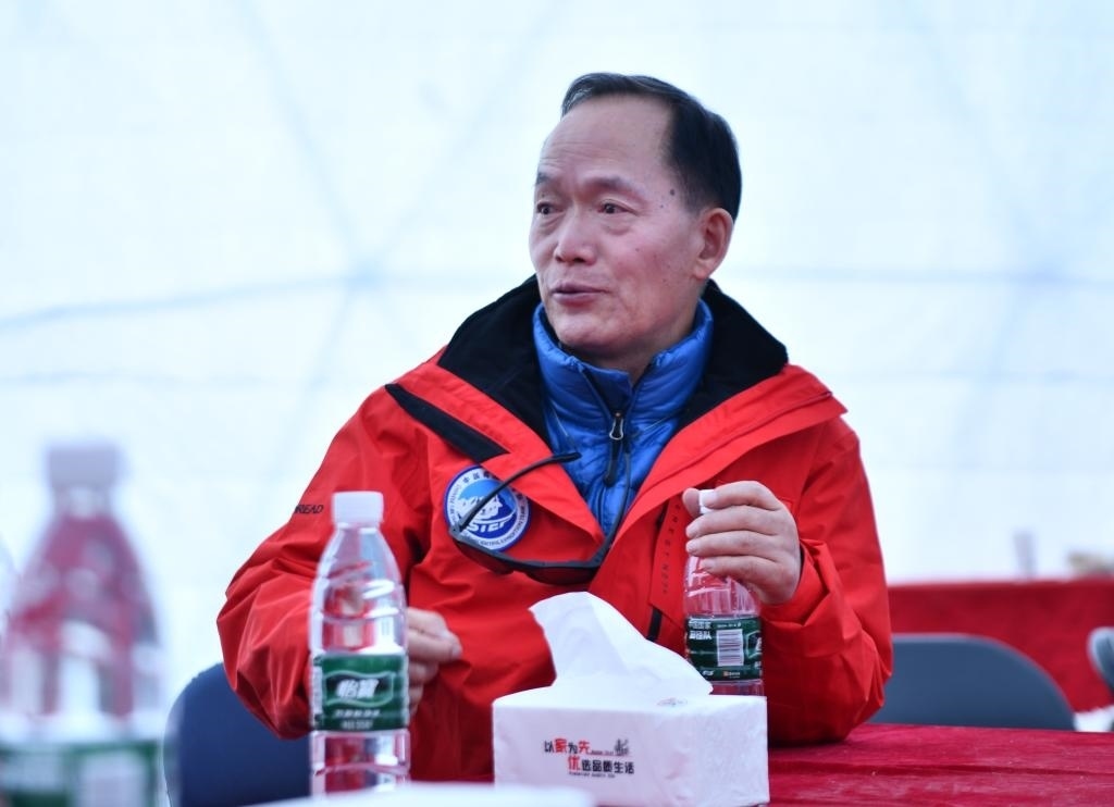 中國科學(xué)院院士、第二次青藏科考隊(duì)隊(duì)長姚檀棟在卓奧友峰登山大本營（9月29日攝）。新華社記者晉美多吉 攝