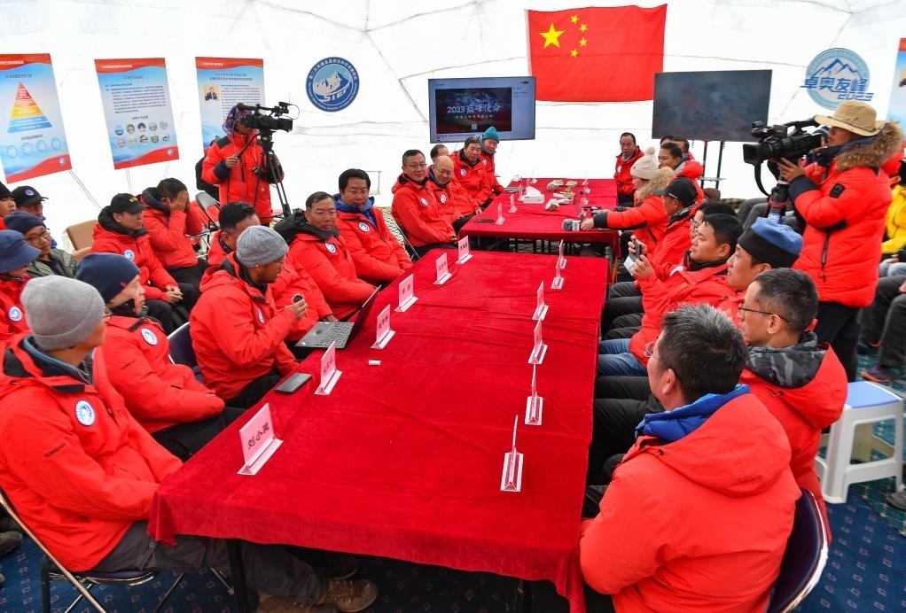 海拔4950米的卓奧友峰科考大本營，科考隊(duì)員趙華標(biāo)（手拿麥克風(fēng)看電腦者）在宣讀剛剛接收到的頂峰氣象觀測(cè)數(shù)據(jù)，這標(biāo)志著峰頂自動(dòng)氣象站架設(shè)成功，成功傳回觀測(cè)數(shù)據(jù)（10月1日攝）。新華社記者晉美多吉 攝