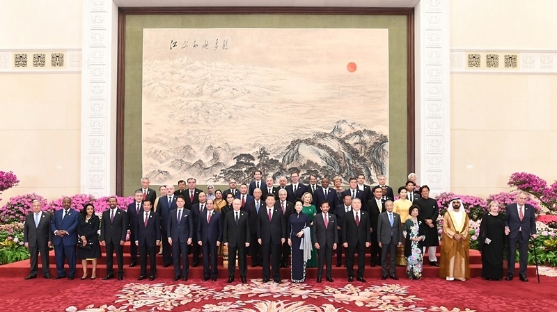2019年4月26日，習(xí)近平主席和夫人彭麗媛在北京人民大會(huì)堂舉行宴會(huì)，歡迎出席第二屆“一帶一路”國(guó)際合作高峰論壇的外方領(lǐng)導(dǎo)人夫婦及嘉賓。這是習(xí)近平和彭麗媛同外方領(lǐng)導(dǎo)人夫婦及嘉賓合影留念。