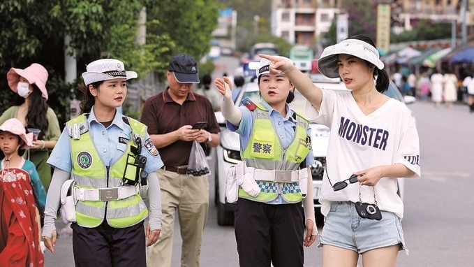 女子中隊(duì)隊(duì)員在小七孔景區(qū)給游客指路。莫玄毅攝
