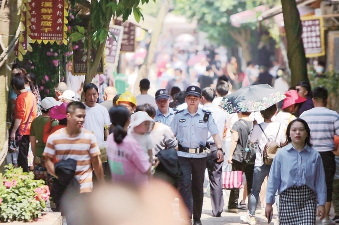 李莊派出所民警在古鎮(zhèn)景區(qū)巡邏。胡澎攝