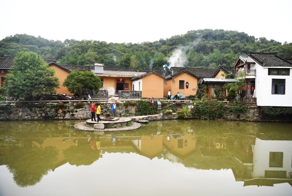 圖為9月27日游客在田鋪大塆參觀游玩。新華社記者張浩然攝