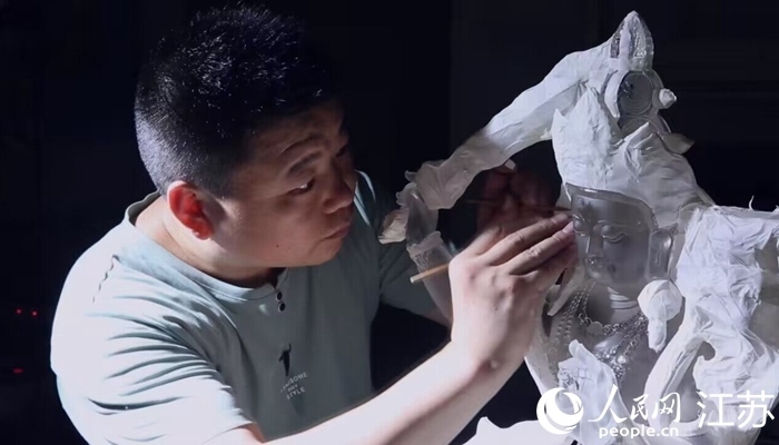 正在精雕細琢的東海水晶。 人民網(wǎng) 范堯攝