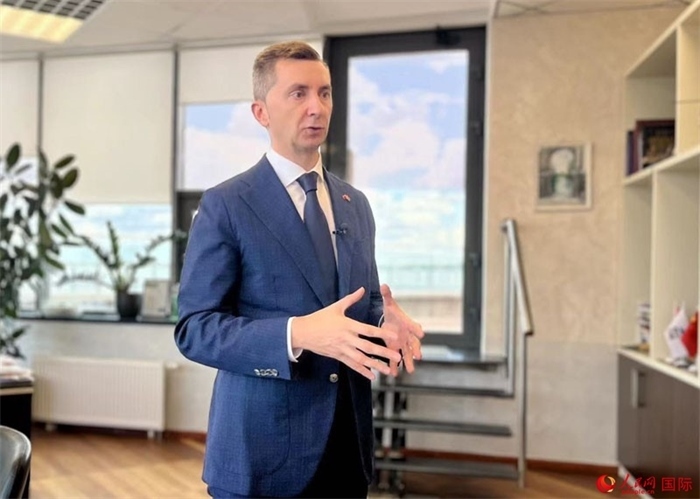 中白工業(yè)園開(kāi)發(fā)公司第一副總經(jīng)理基里爾·卡羅杰耶夫接受人民網(wǎng)記者采訪。人民網(wǎng)記者 朱虹攝