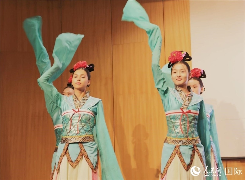 兩國文化志愿者共同表演中國傳統(tǒng)舞蹈。人民網(wǎng)記者 陳海琪攝