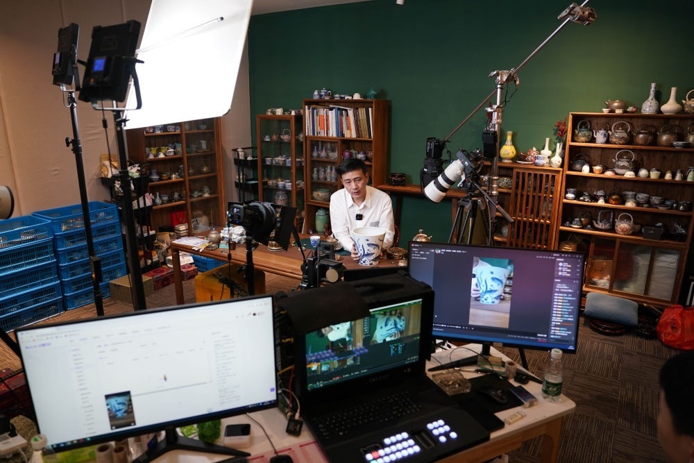 ↑在景德鎮(zhèn)，工作人員通過網(wǎng)絡(luò)直播推介陶瓷產(chǎn)品（2023年2月22日攝）。