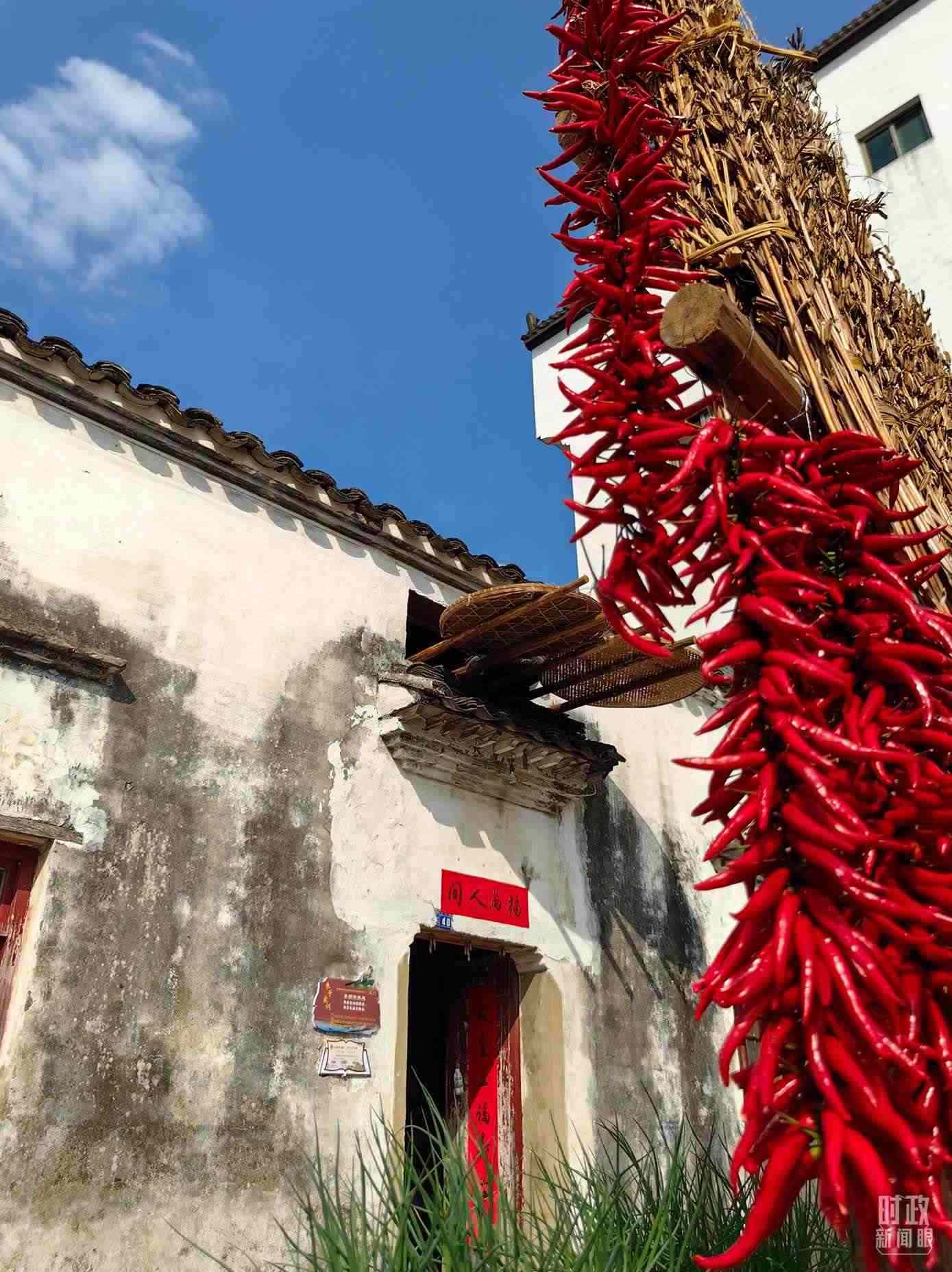 △石門村農(nóng)家晾曬的辣椒。（總臺央視記者段德文拍攝）