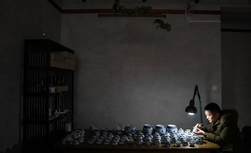 ↑ 2020年12月23日，手工陶瓷制作者在工作室檢測成品。