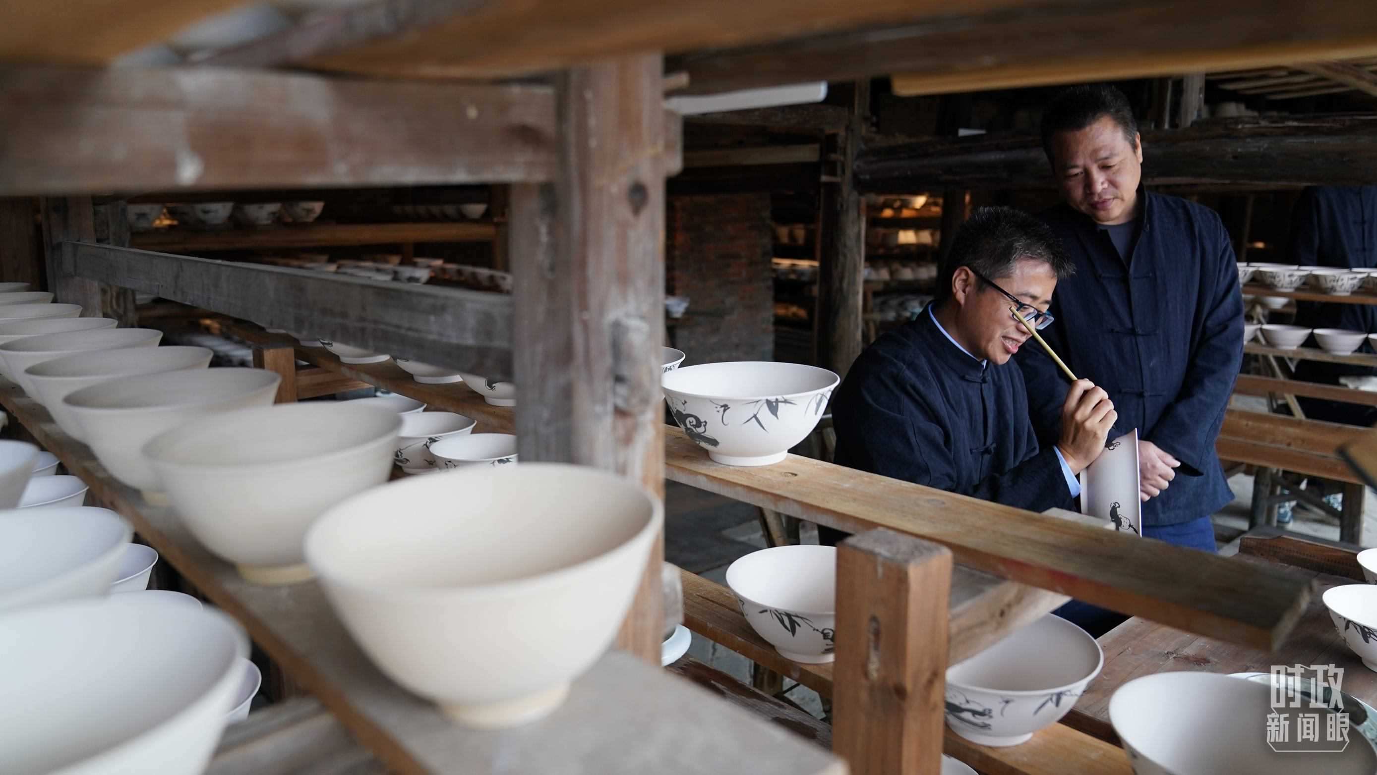 △非遺傳承人正在繪制瓷器。（總臺國廣記者李晉拍攝）