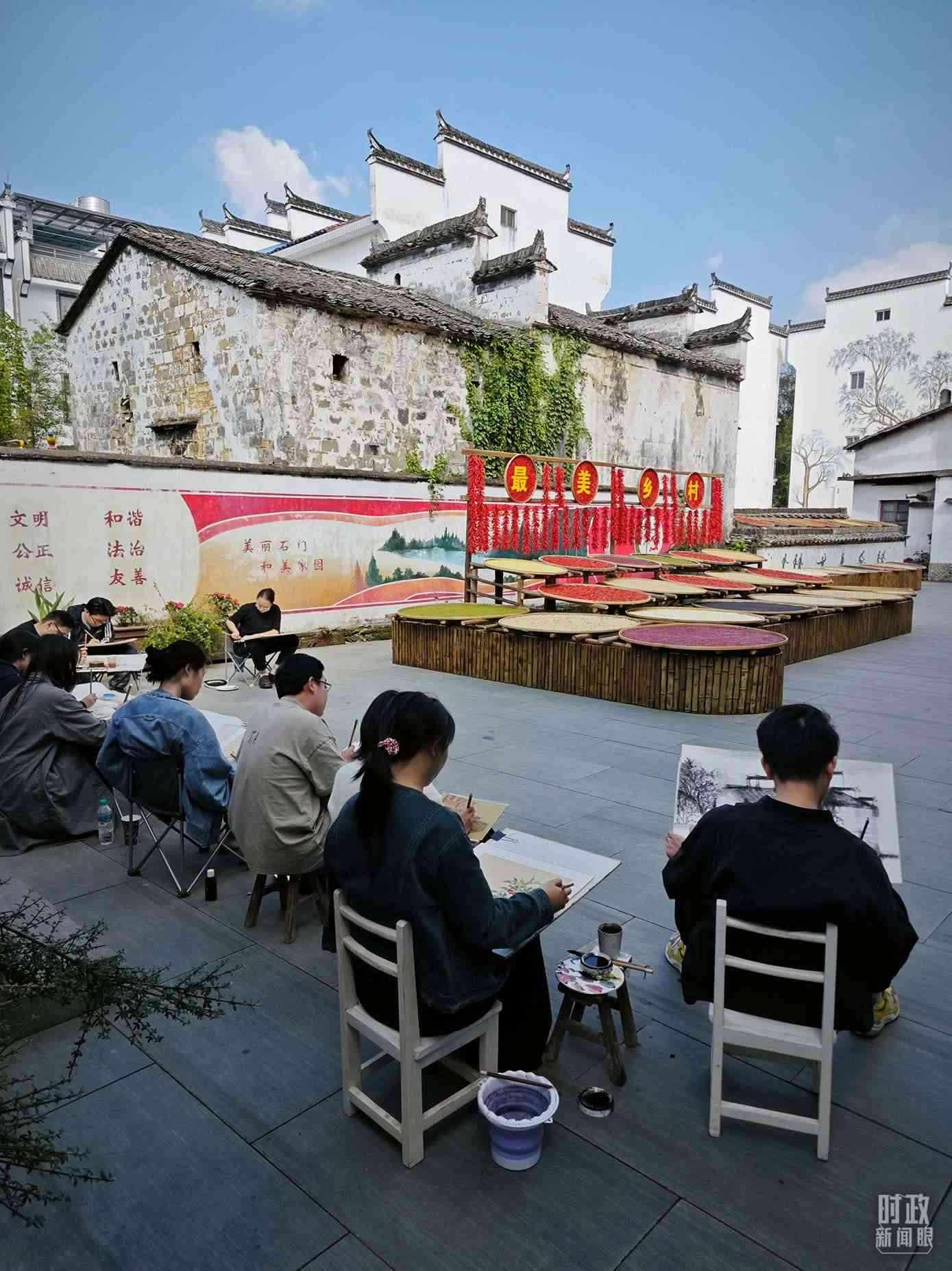 △來自中國美術(shù)學(xué)院的同學(xué)在石門村寫生。（總臺央視記者郁振一拍攝）