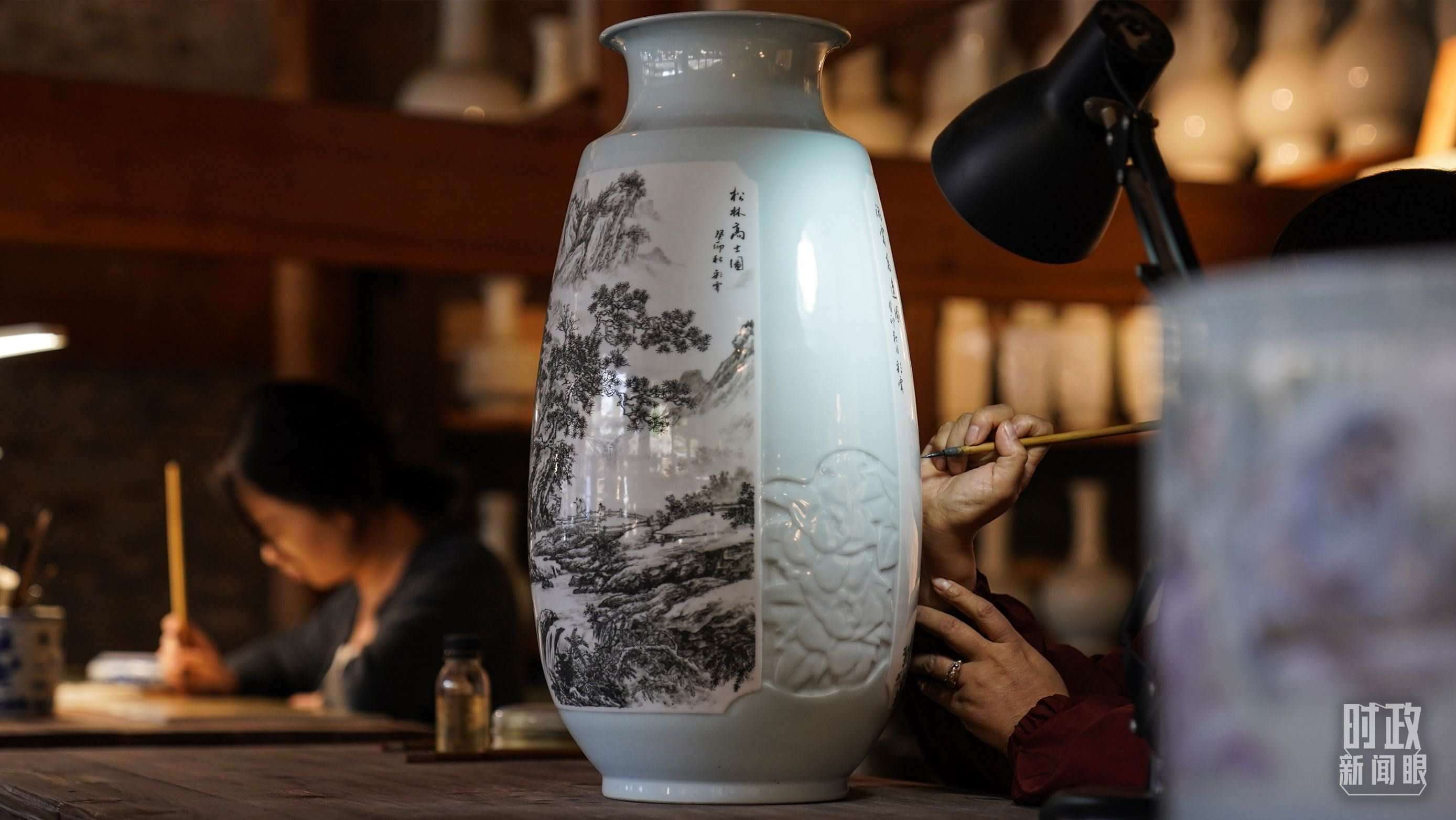 △陶瓷畫師正在繪制瓷器。（總臺國廣記者李晉拍攝）