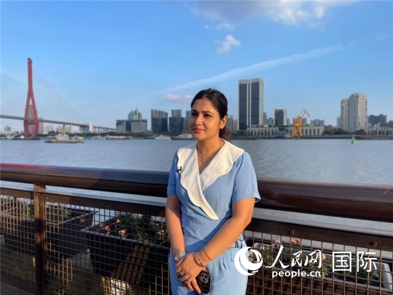孟加拉國Channel24電視頻道主持人伊斯拉特·阿敏在上海市楊浦濱江接受采訪。 人民網(wǎng)記者 張榮攝