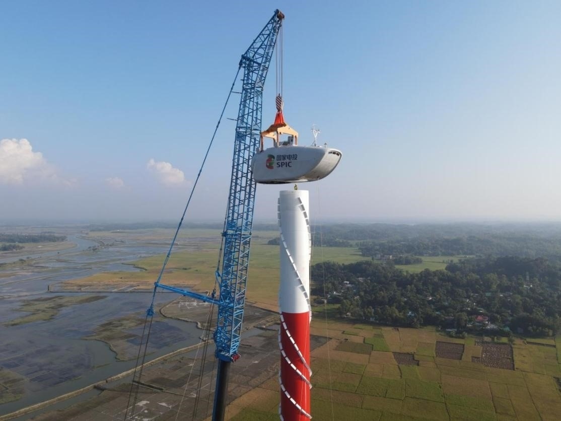 孟加拉國科巴風電項目首臺風機吊裝。國家電投供圖