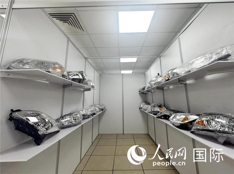 在位于莫斯科格林伍德國際貿易中心的浙江寧波優(yōu)質商品展銷中心內，展示著來自浙江寧波慈溪市的汽車配件樣品。人民網記者 申佳平攝