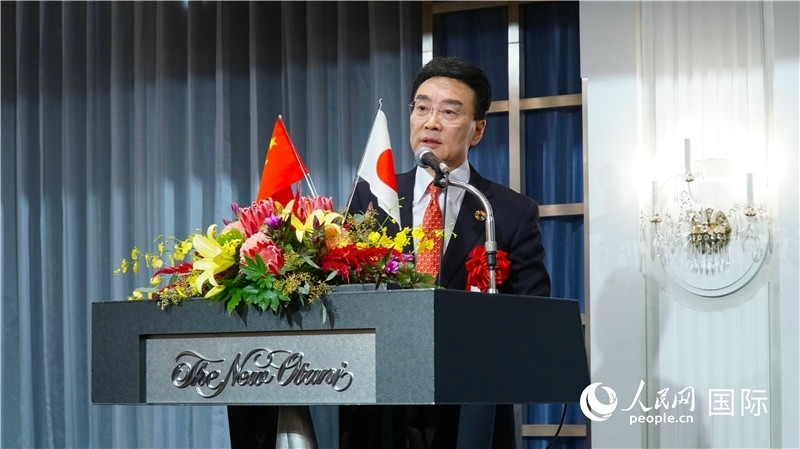 在日中國企業(yè)協(xié)會會長王家馴致祝酒詞。人民網(wǎng) 蔣曉辰攝