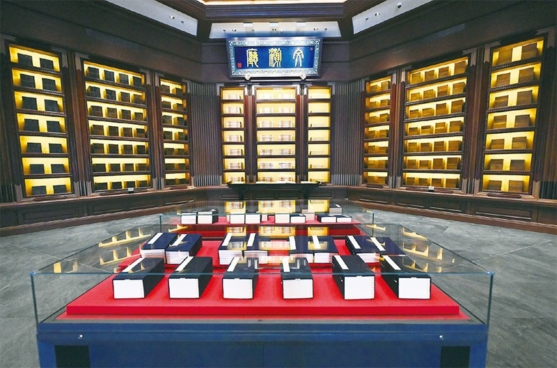 建設(shè)中國國家版本館，是以習(xí)近平同志為核心的黨中央作出的重大決策，是文明大國建設(shè)的基礎(chǔ)工程，是功在當(dāng)代、利在千秋的標(biāo)志性文化工程，充分體現(xiàn)了我們黨傳承發(fā)展中華文化的高度自覺、汲取歷史智慧更好走向未來的歷史主動。圖為2023年5月拍攝的中國國家版本館中央總館文瀚廳。 新華社發(fā)