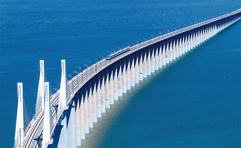 2023年9月28日，中國首條時速350公里跨海高鐵——福廈高鐵正式開通運營。圖為一列運行試驗車組駛過福廈高鐵湄洲灣跨海大橋（9月19日攝，無人機照片）。 新華社記者 魏培全/攝