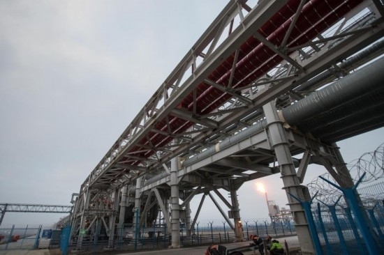 這是2018年8月8日在俄羅斯薩別塔拍攝的中俄亞馬爾項(xiàng)目輸氣管道。（新華社記者吳壯攝）