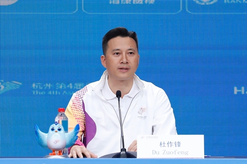 杭州亞殘運會火炬?zhèn)鬟f指揮中心副指揮長杜作鋒介紹火炬?zhèn)鬟f工作安排。杭州亞殘組委供圖