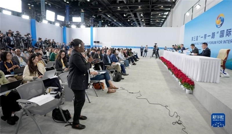 10月16日，第三屆“一帶一路”國(guó)際合作高峰論壇新聞中心在北京國(guó)家會(huì)議中心舉行首場(chǎng)吹風(fēng)會(huì)，邀請(qǐng)自然資源部國(guó)際合作司和相關(guān)單位負(fù)責(zé)人介紹有關(guān)情況，并回答記者提問。新華社記者 王毓國(guó)攝