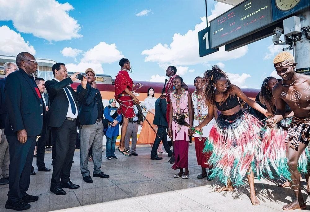 △2023年10月6日，多國(guó)駐肯使節(jié)在肯尼亞內(nèi)羅畢的蒙內(nèi)鐵路內(nèi)羅畢站觀看文藝演出。